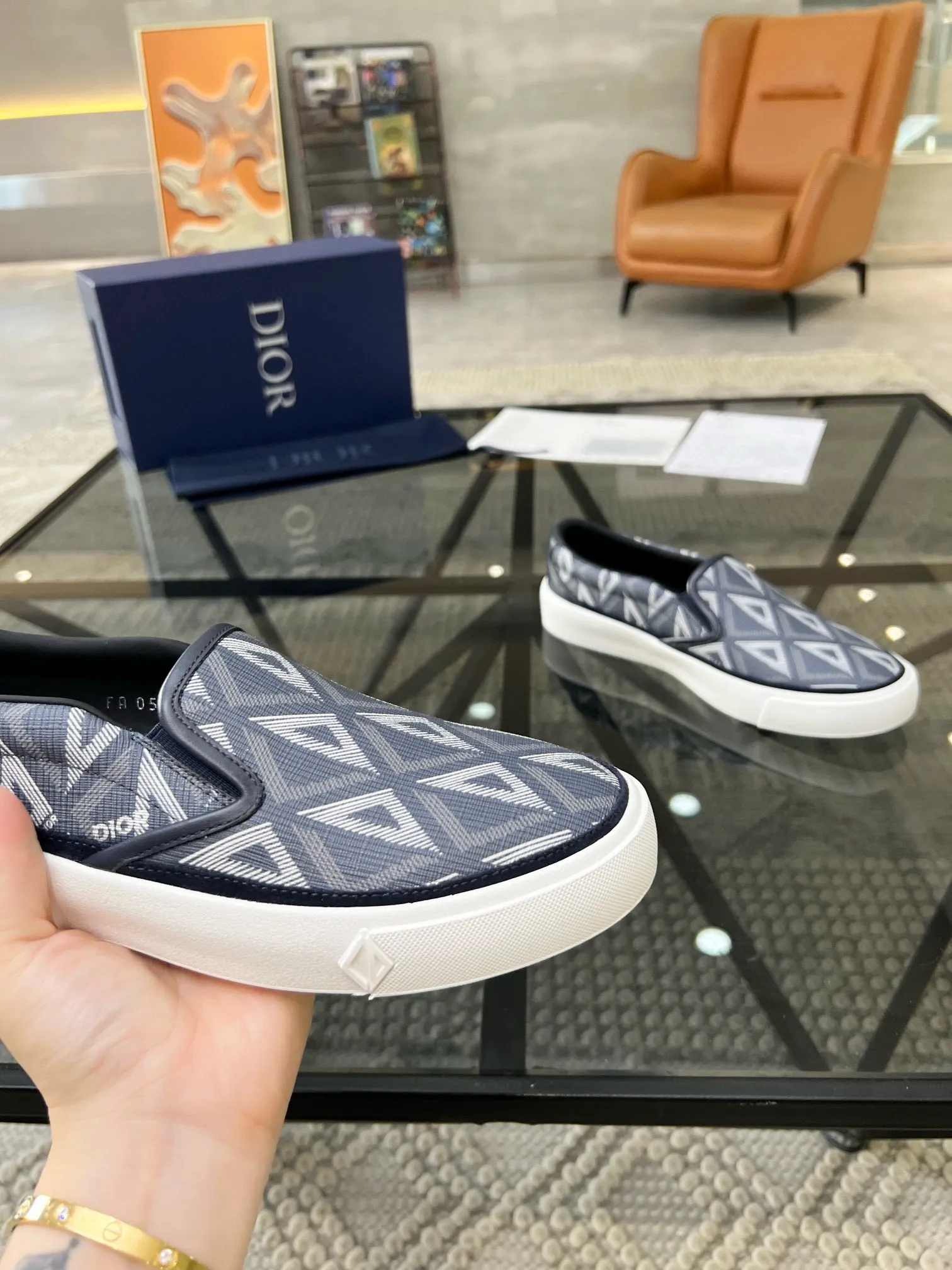Factory price: 380💰D 🔍Top purchasing agent🇮🇹 Dior's super popular sneakers, popular sneakers, new products are synchronized with the counters. The uppers are imported cowhide from Italy. It is perfectly reproduced with complex craftsmanship that is a must-have for fashionistas. Imported soft water-dyed cowhide lining and foot pads Sole: The original sole is specially provided by the original factory, the exclusive movable molded sole is super comfortable, the original factory follows the order, 🔍🔍high quality, you can enter and exit the counter at will, welcome to compare, the code number is 39-44 (38 45 can be ordered)